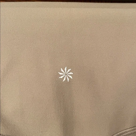 Athleta salutation stash cargo 9 inch Bike Shorts M - Picture 3 of 6